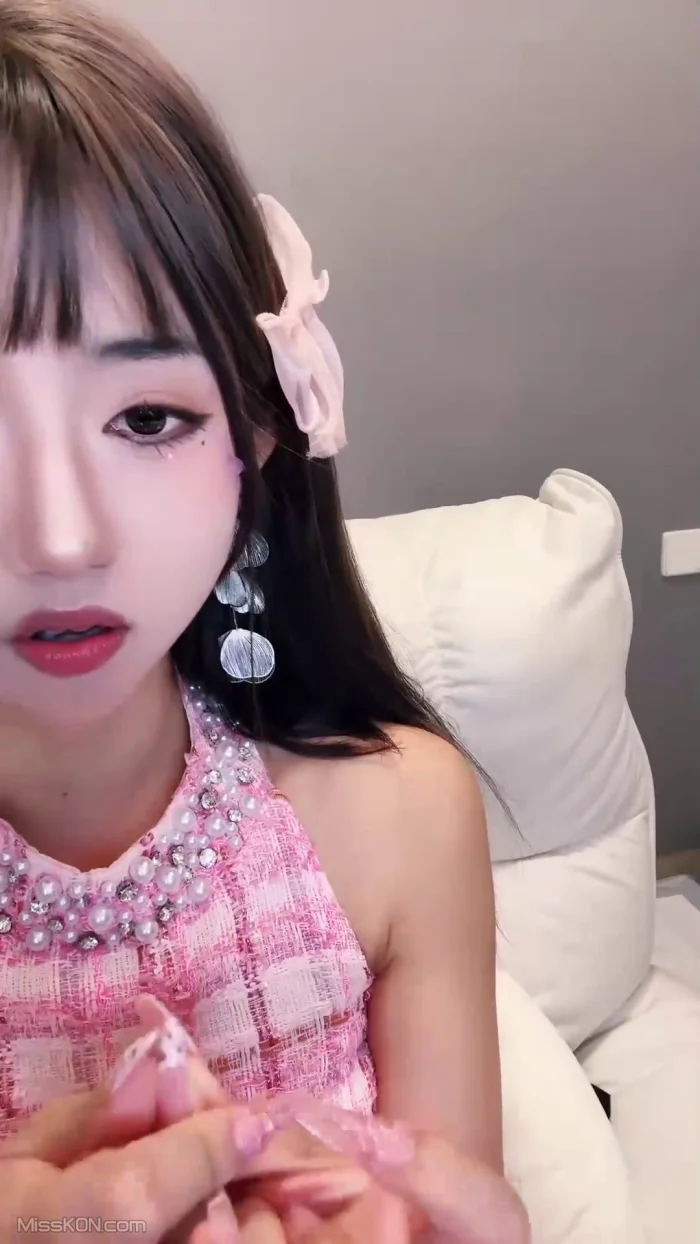 小鹿大秀: 舞蹈生下海 性感裸舞 (29 photos + 2 videos)