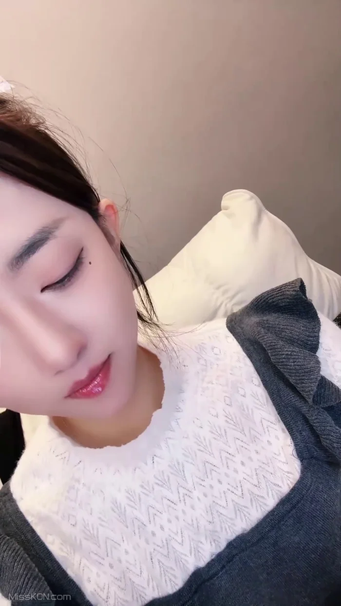 小鹿大秀: 舞蹈生下海 性感裸舞 (29 photos + 2 videos)