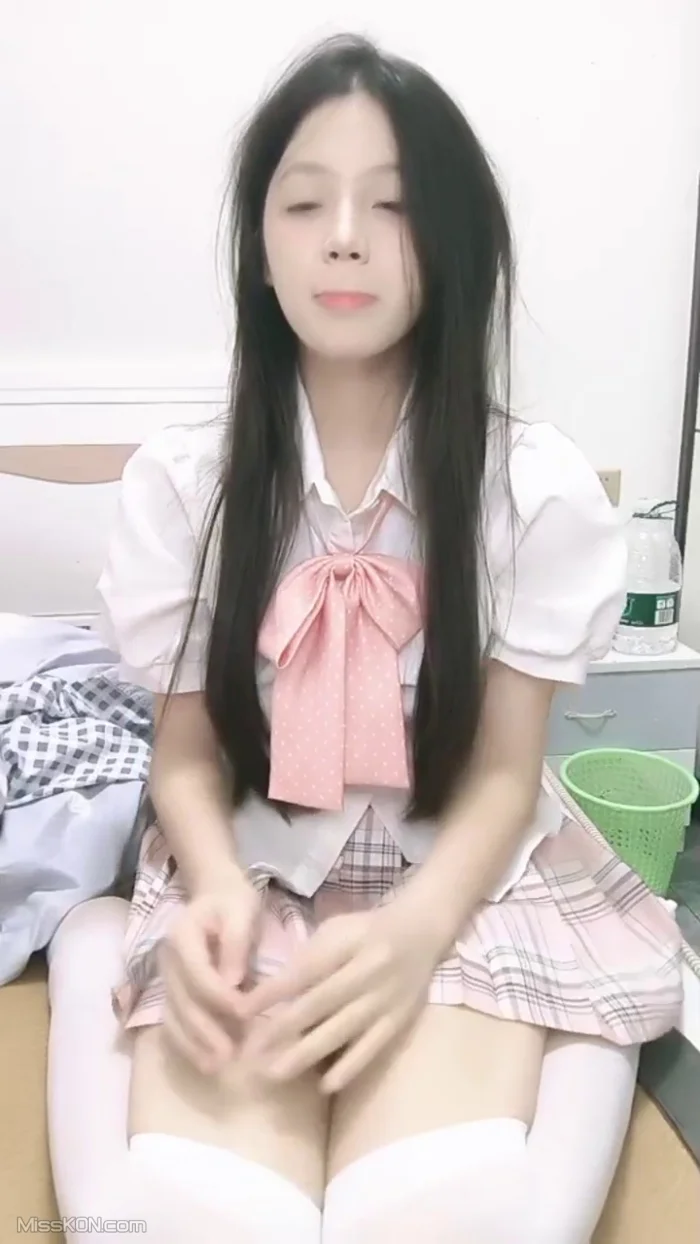 你的小月月: 校花女神 人气尤物推荐 无套啪啪 (31 photos + 2 videos)