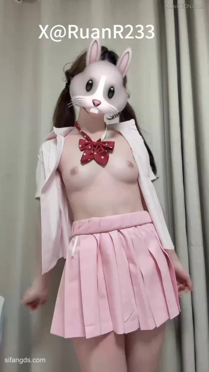 软软是小猪: 粉嫩小萝莉 裸舞福利姬合集 (180 photos + 66 videos)