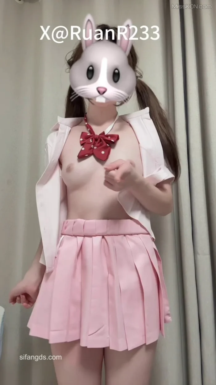 软软是小猪: 粉嫩小萝莉 裸舞福利姬合集 (180 photos + 66 videos)