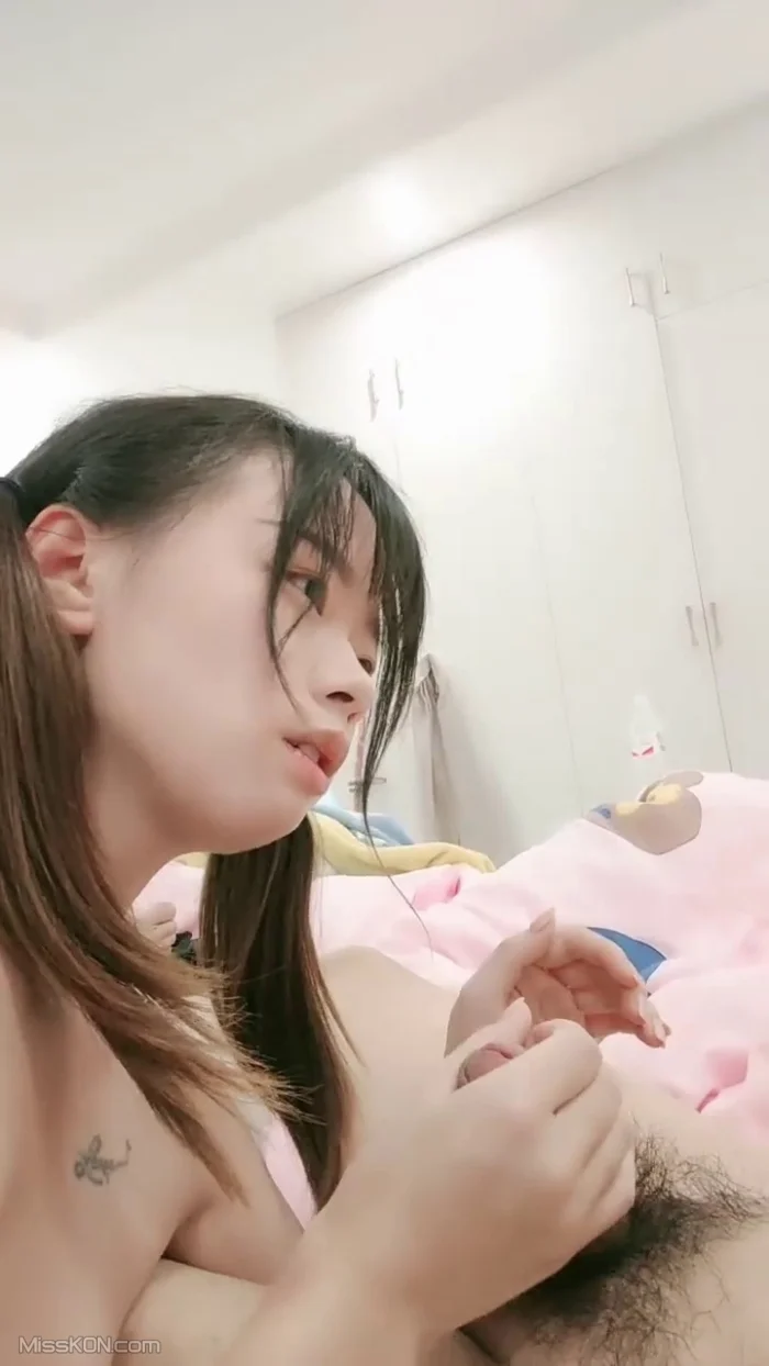 华华与月月: 兩個18歲的極品可愛小蘿莉 (20 photos + 1 video)