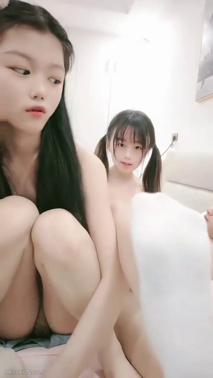 华华与月月: 兩個18歲的極品可愛小蘿莉 (20 photos + 1 video)