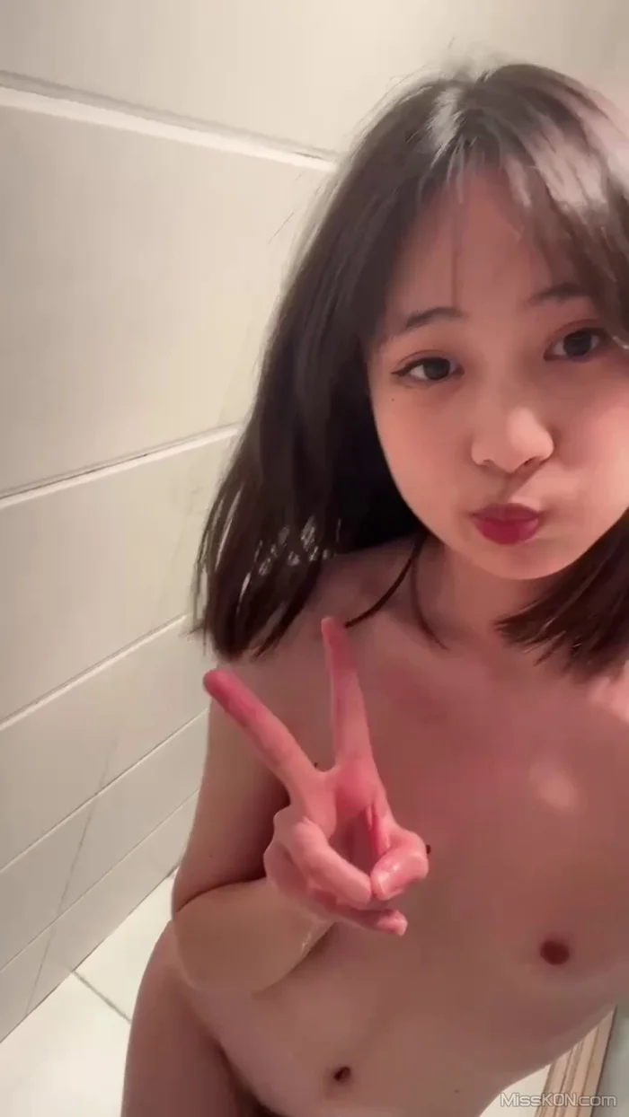 嫩滑可爱的学生妹: 完美露脸和男友的性福日常 (57 photos + 26 videos)