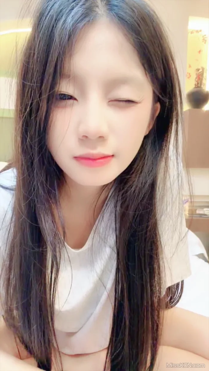 你的小月月: 纯欲天花板  完美白嫩身姿 (38 photos + 8 videos)