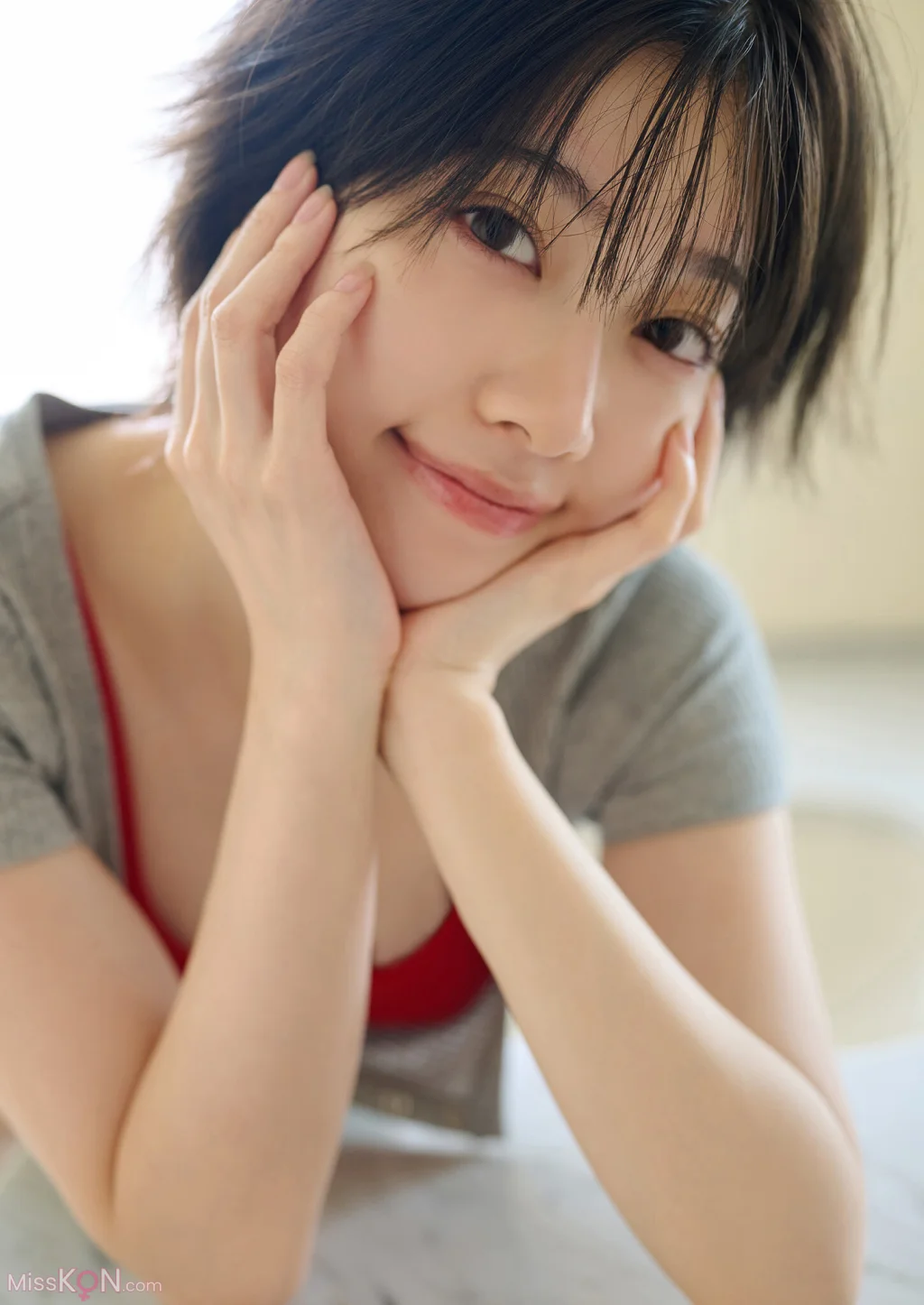 [JP] Karin Isobe (礒部花凜): となりのかりん スピサン グラビアフォトブック (46 photos)