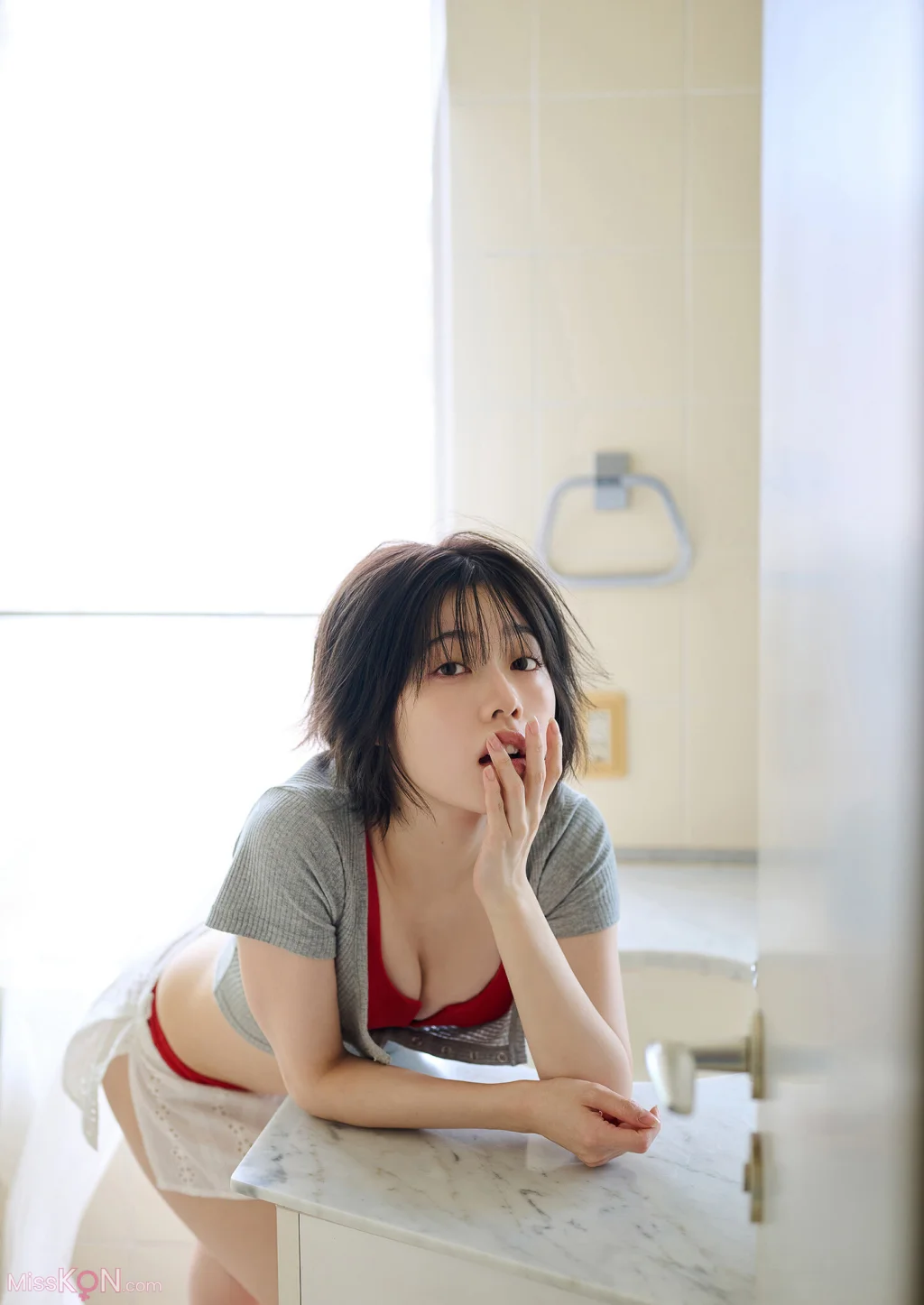 [JP] Karin Isobe (礒部花凜): となりのかりん スピサン グラビアフォトブック (46 photos) – Page 2