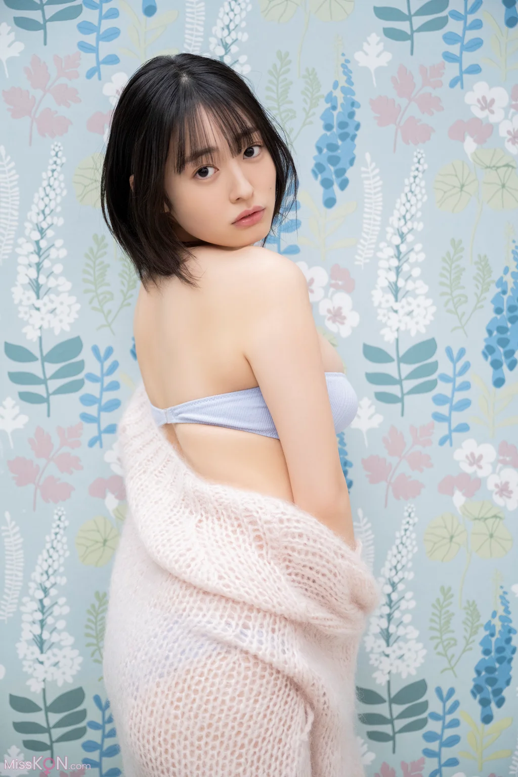 [JP] Miu Shirahama (白濱美兎): 漫画アクションデジタル写真集 「Pure White」 (54 photos)