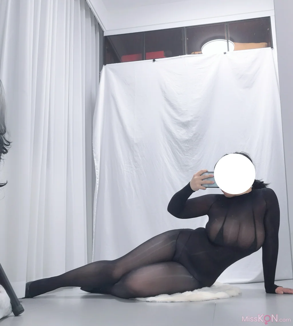 Coser@葛生w: 连体黑丝 (46 photos)