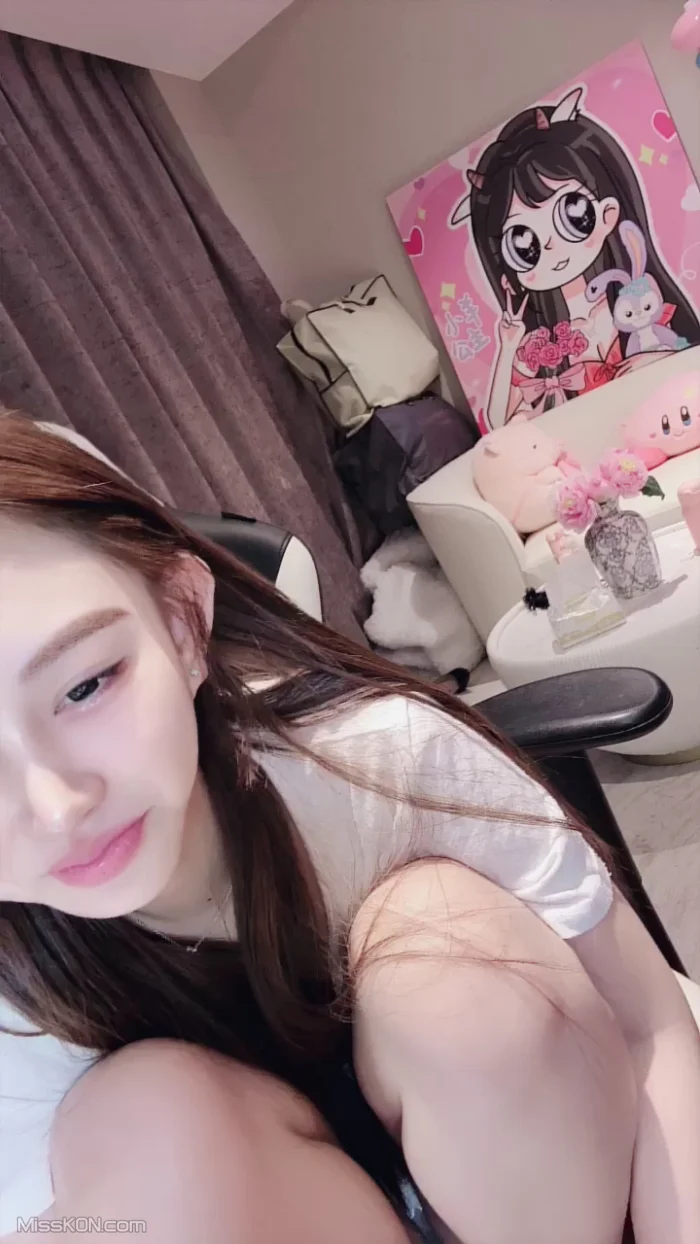 刘宇宁: 极品电竞美少女 越来越漂亮 (14 photos + 3 videos)