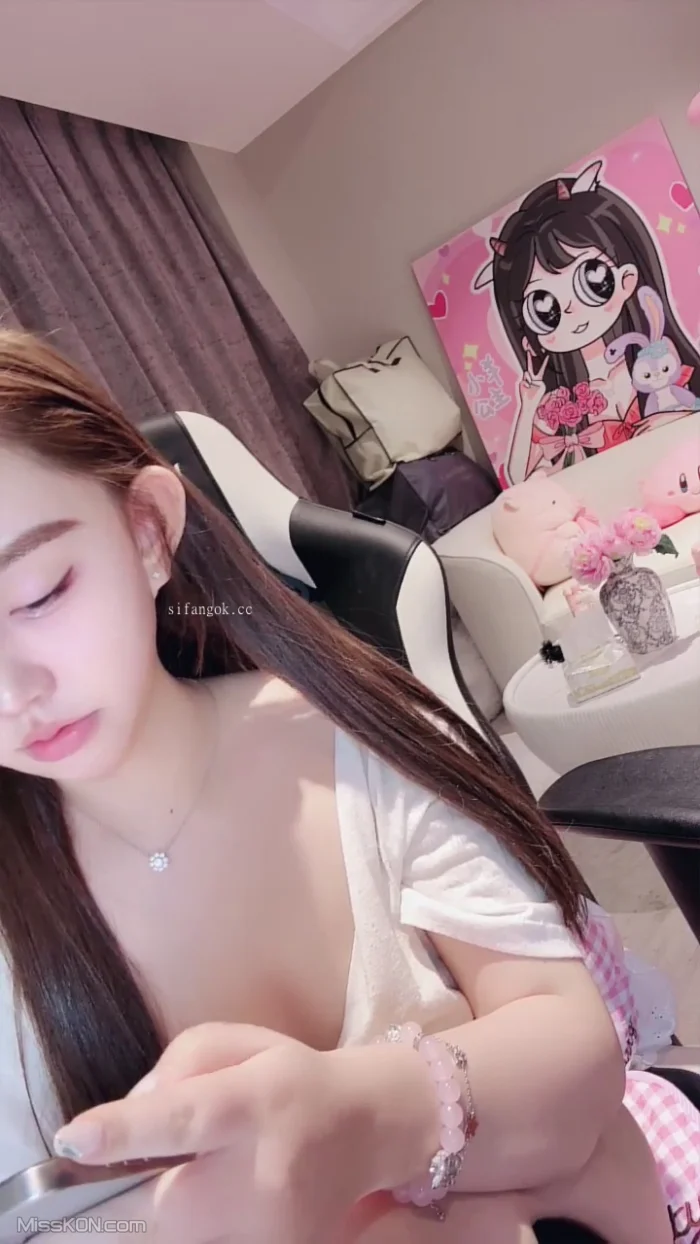 刘宇宁: 极品电竞美少女 越来越漂亮 (14 photos + 3 videos)
