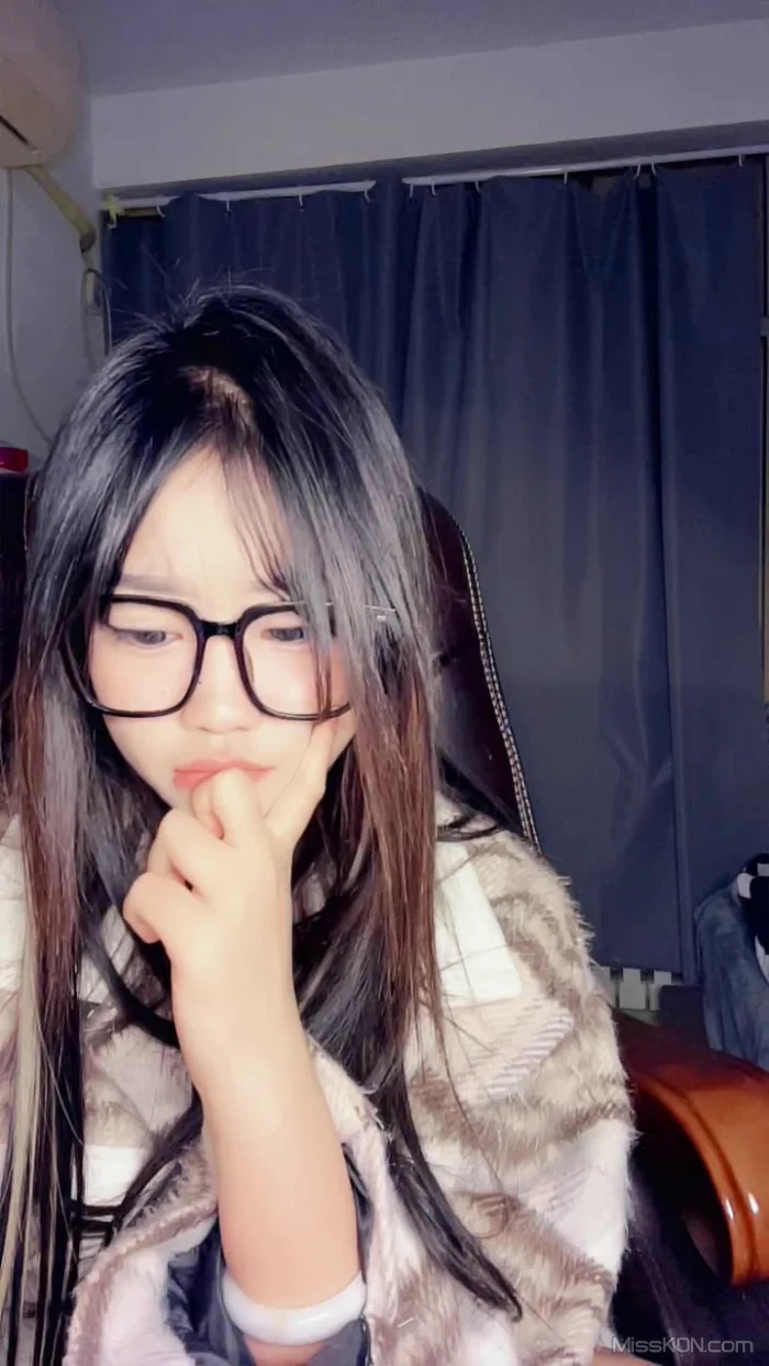 小老师: 学姐的曼妙身姿 11.30录制 (44 photos + 10 videos)