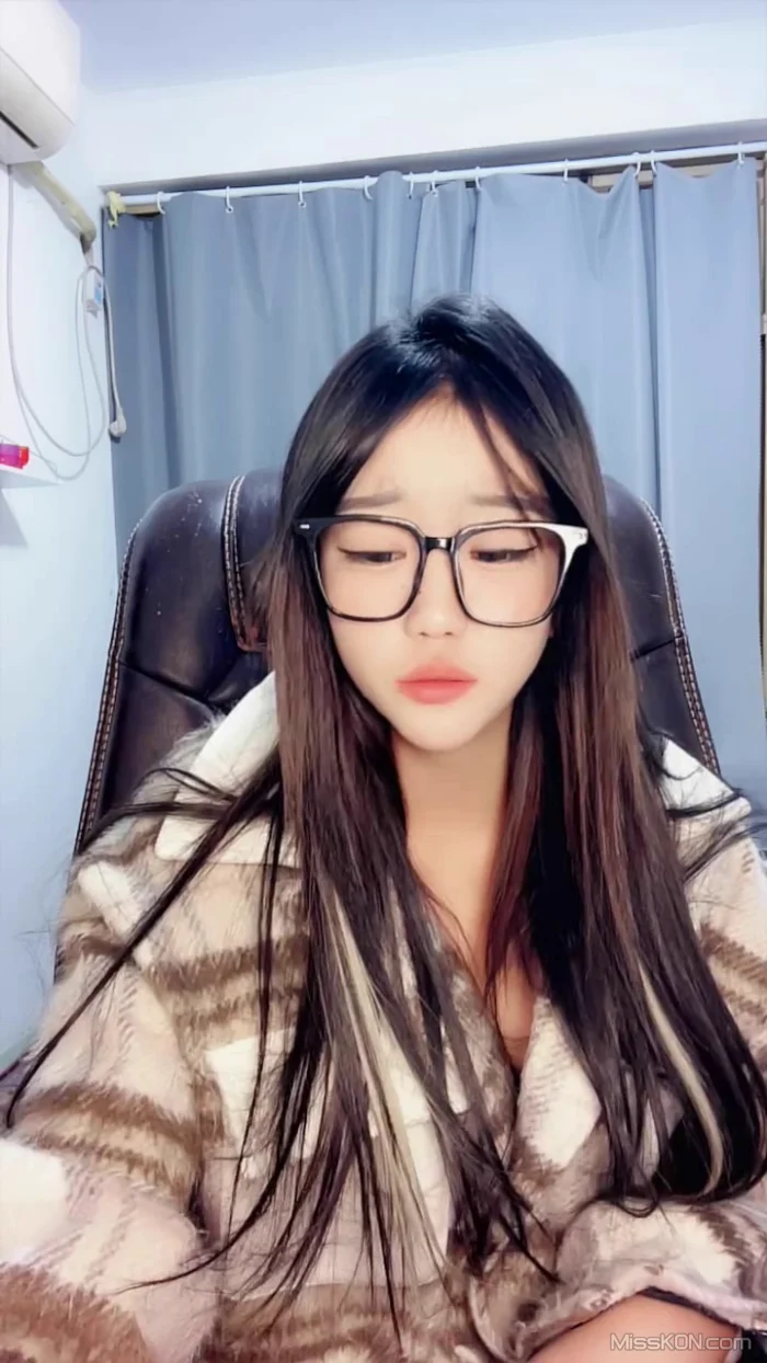 小老师: 学姐的曼妙身姿 11.30录制 (44 photos + 10 videos)
