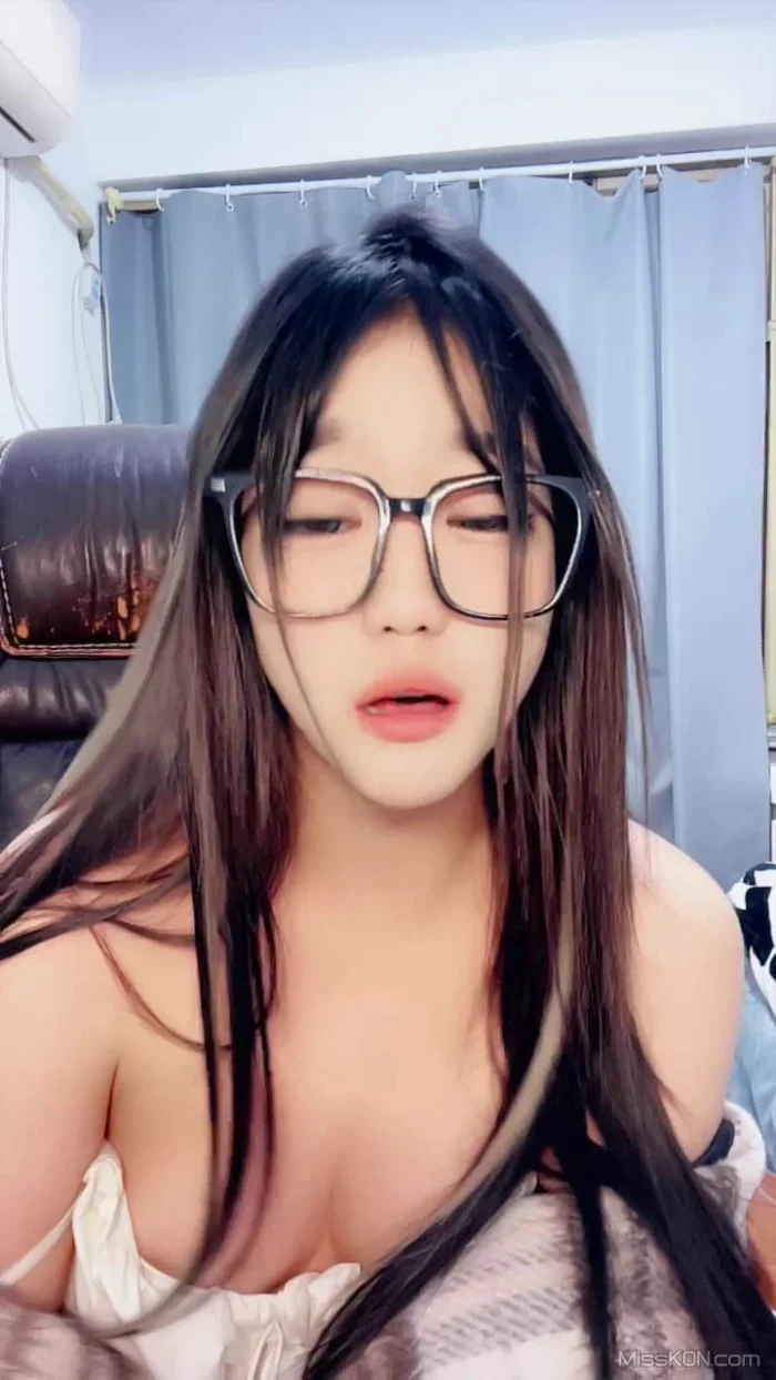 小老师: 学姐的曼妙身姿 11.30录制 (44 photos + 10 videos)