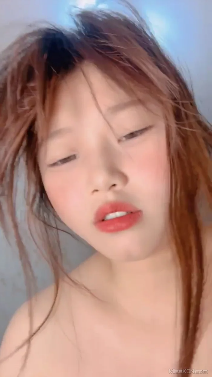 小白兔: 粉嫩的学生妹 12月28日流出 卧室大秀 (15 photos + 2 videos)