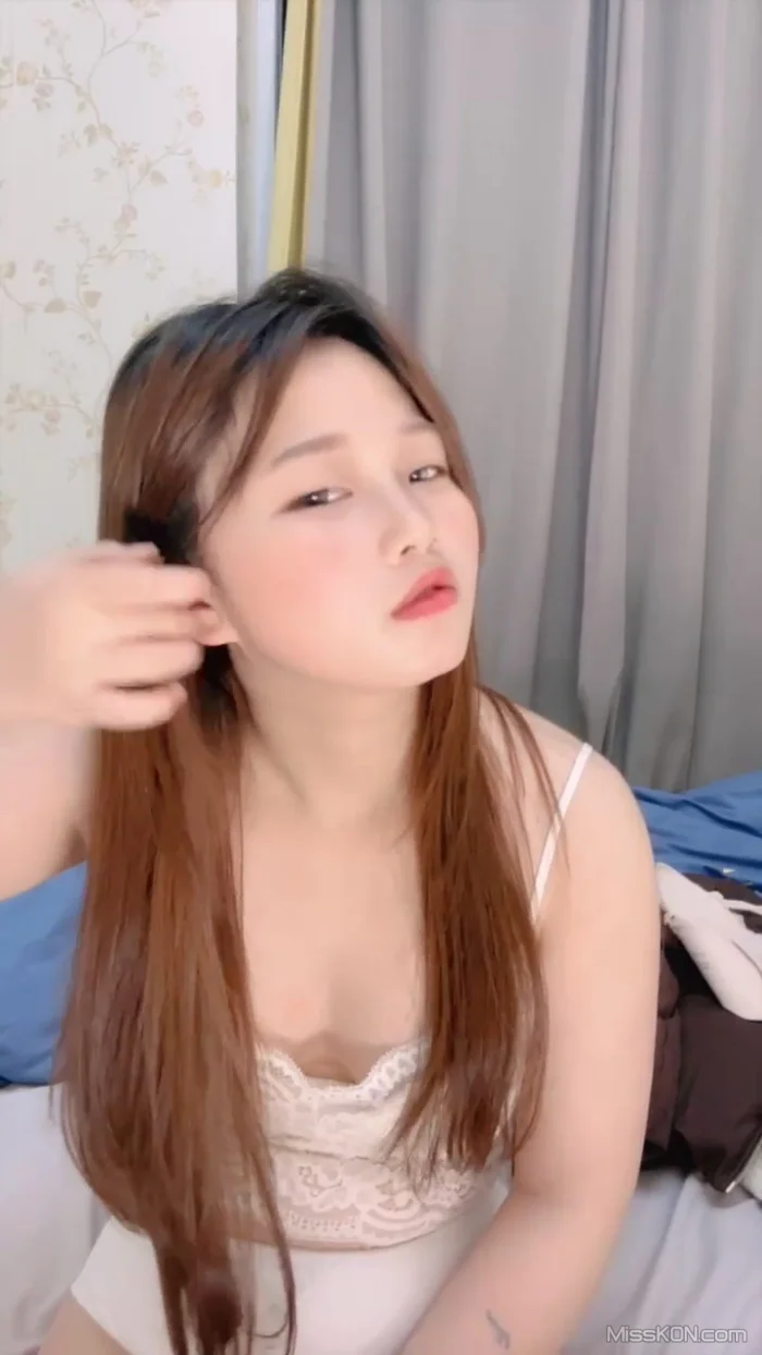 小白兔: 粉嫩的学生妹 12月28日流出 卧室大秀 (15 photos + 2 videos)