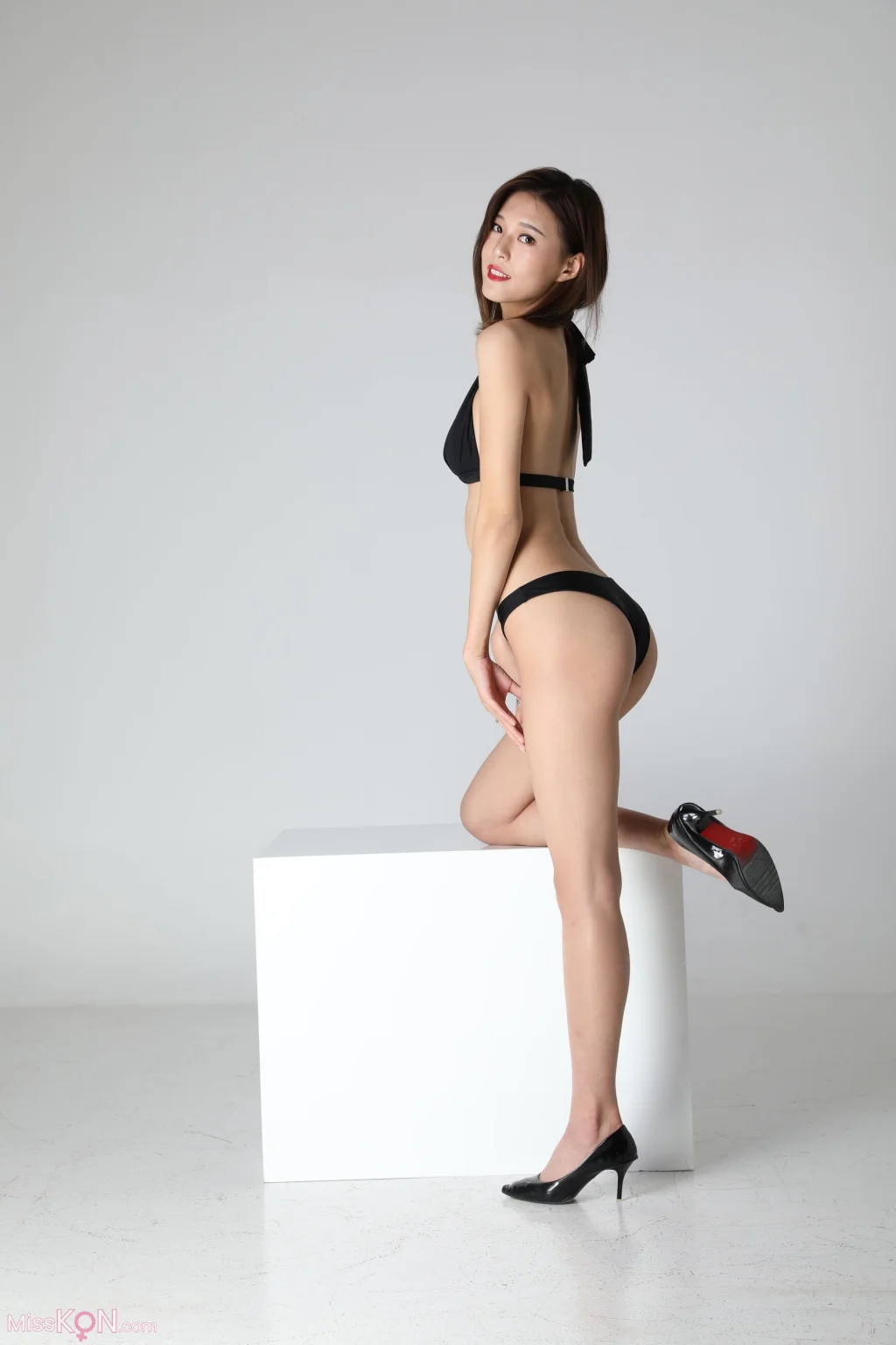 [Private Photoshoot] 刘亦雯: 轻熟女神 美腿翘臀全尺度私拍 (388 photos)