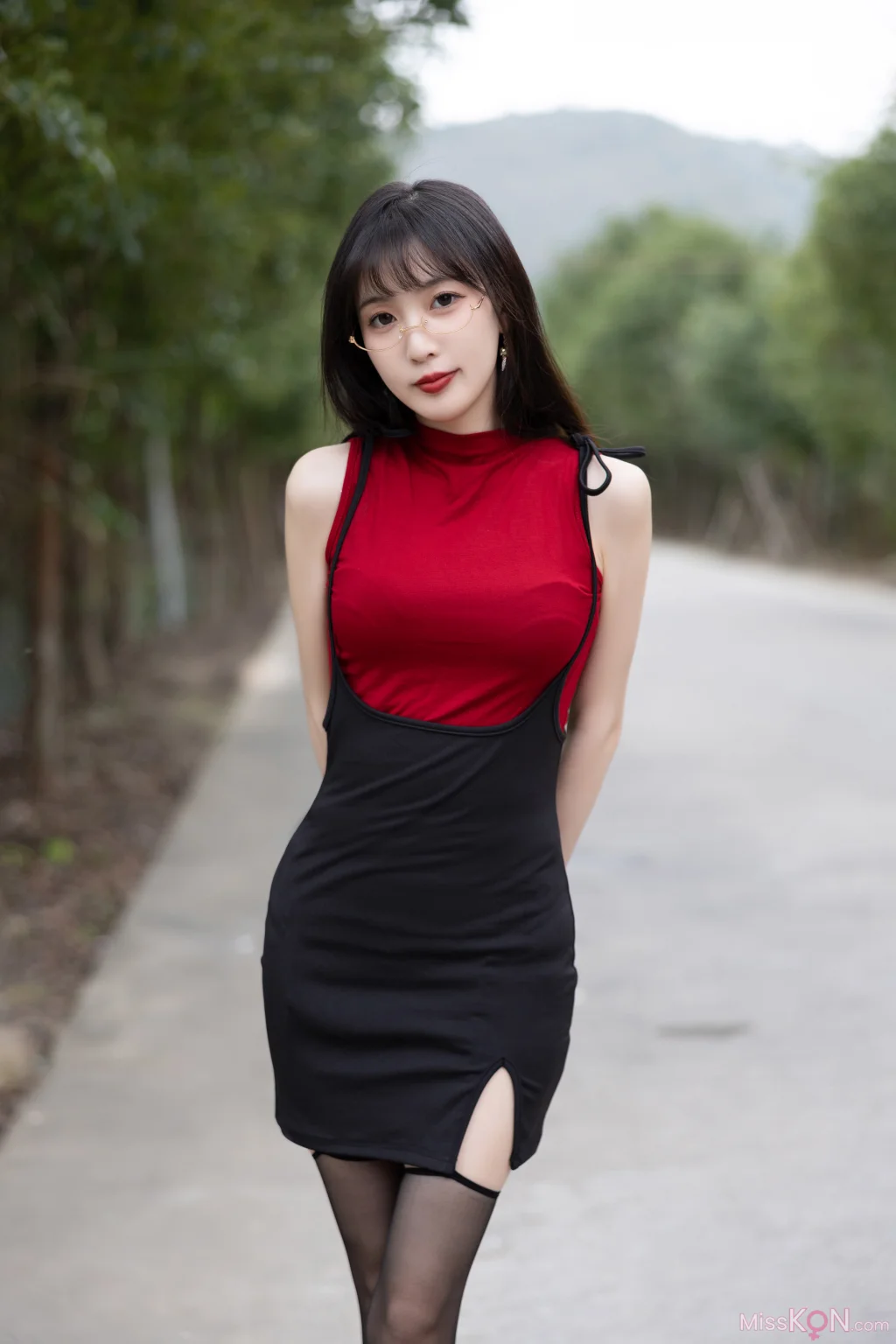 [内购无水印] Lin Xing Lan (林星阑): 秀人网模特 红衣黑丝 (85 photos)