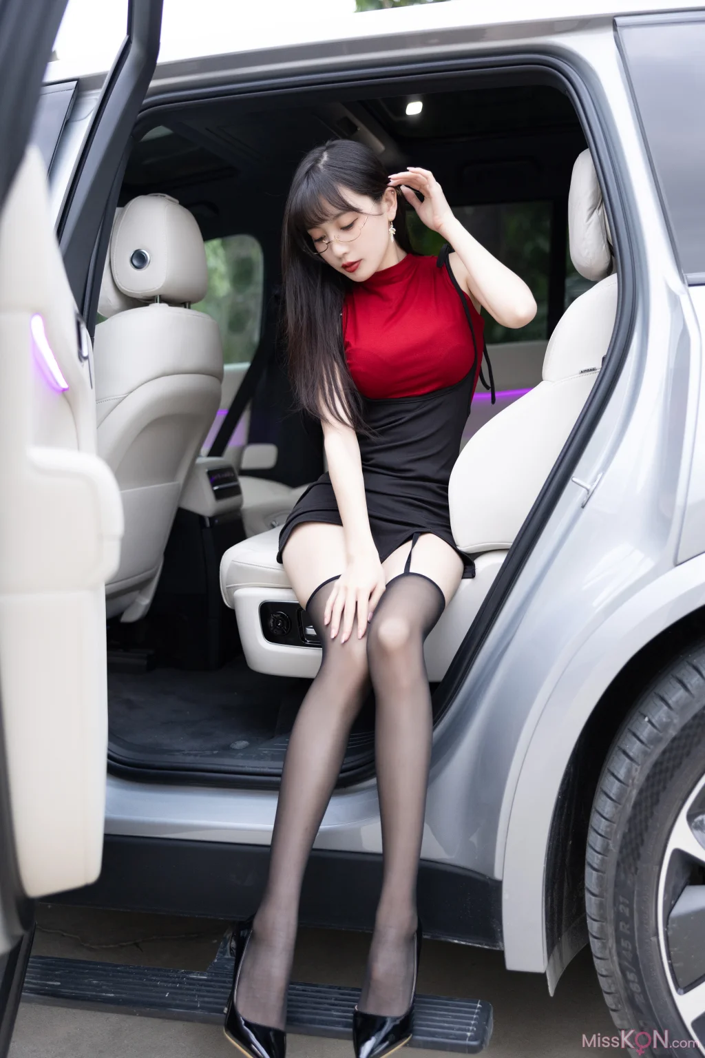[内购无水印] Lin Xing Lan (林星阑): 秀人网模特 红衣黑丝 (85 photos)