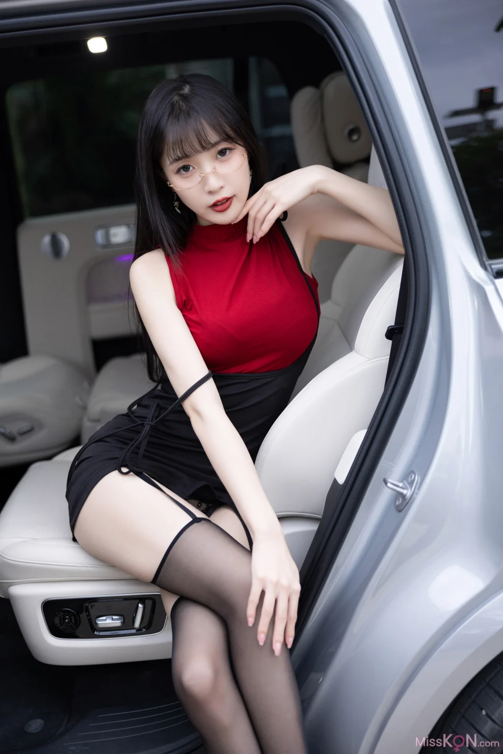 [内购无水印] Lin Xing Lan (林星阑): 秀人网模特 红衣黑丝 (85 photos)