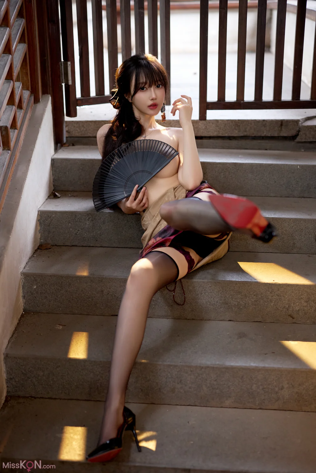 [内购无水印] 玥儿玥er: 秀人网模特 紫色旗袍 (70 photos)