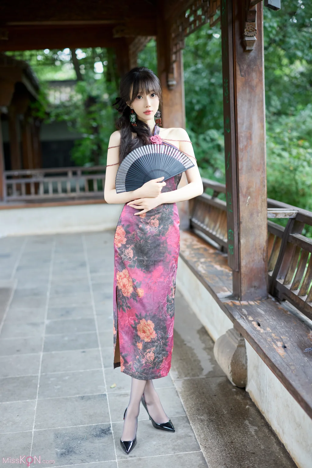 [内购无水印] 玥儿玥er: 秀人网模特 紫色旗袍 (70 photos)