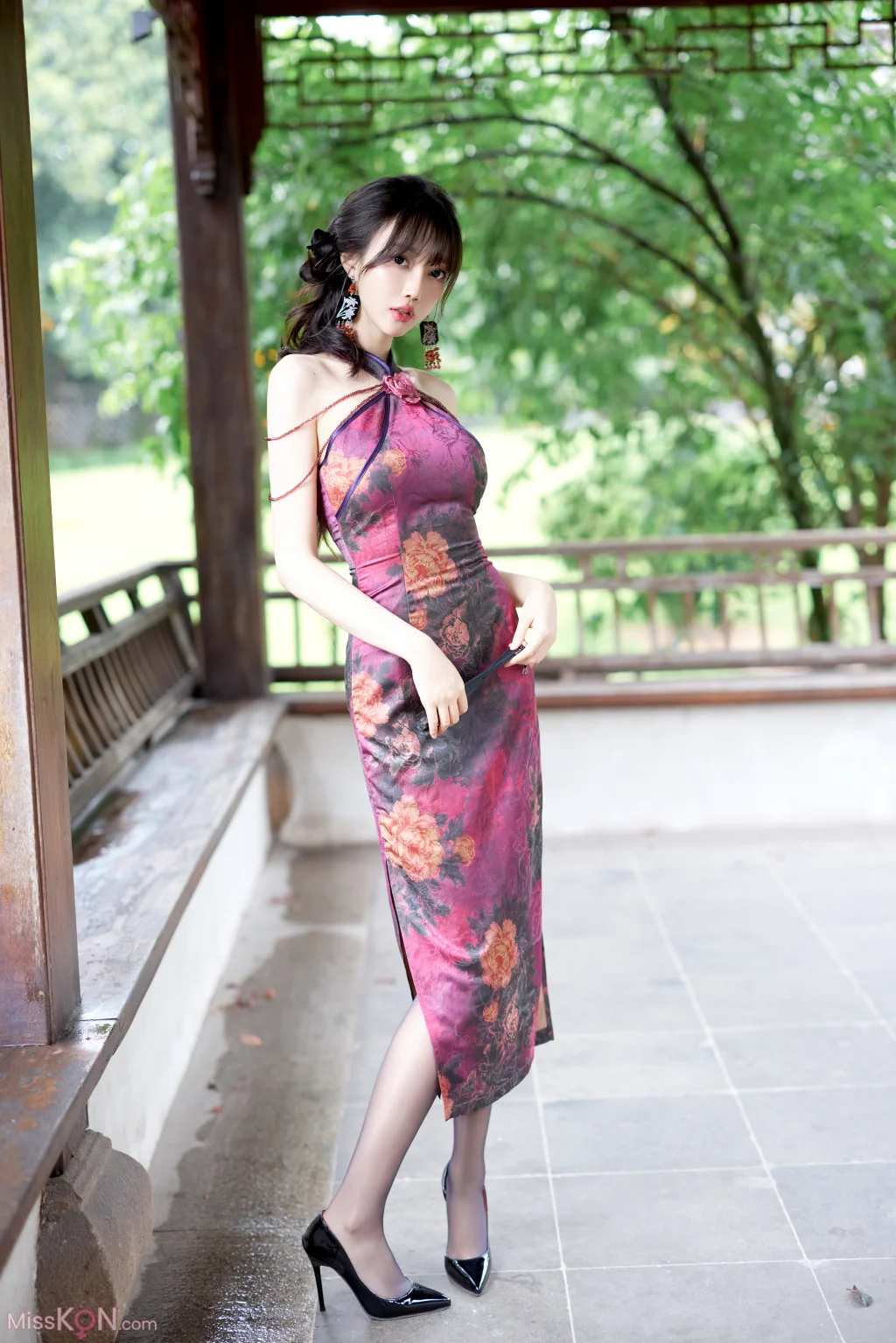[内购无水印] 玥儿玥er: 秀人网模特 紫色旗袍 (70 photos)