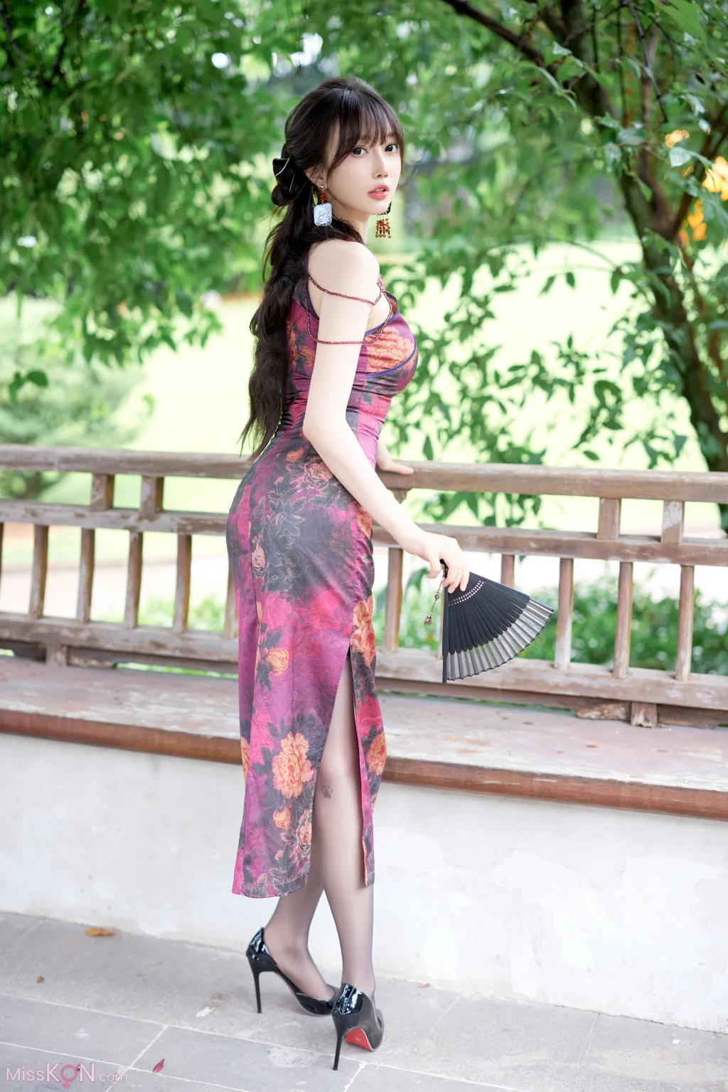 [内购无水印] 玥儿玥er: 秀人网模特 紫色旗袍 (70 photos)
