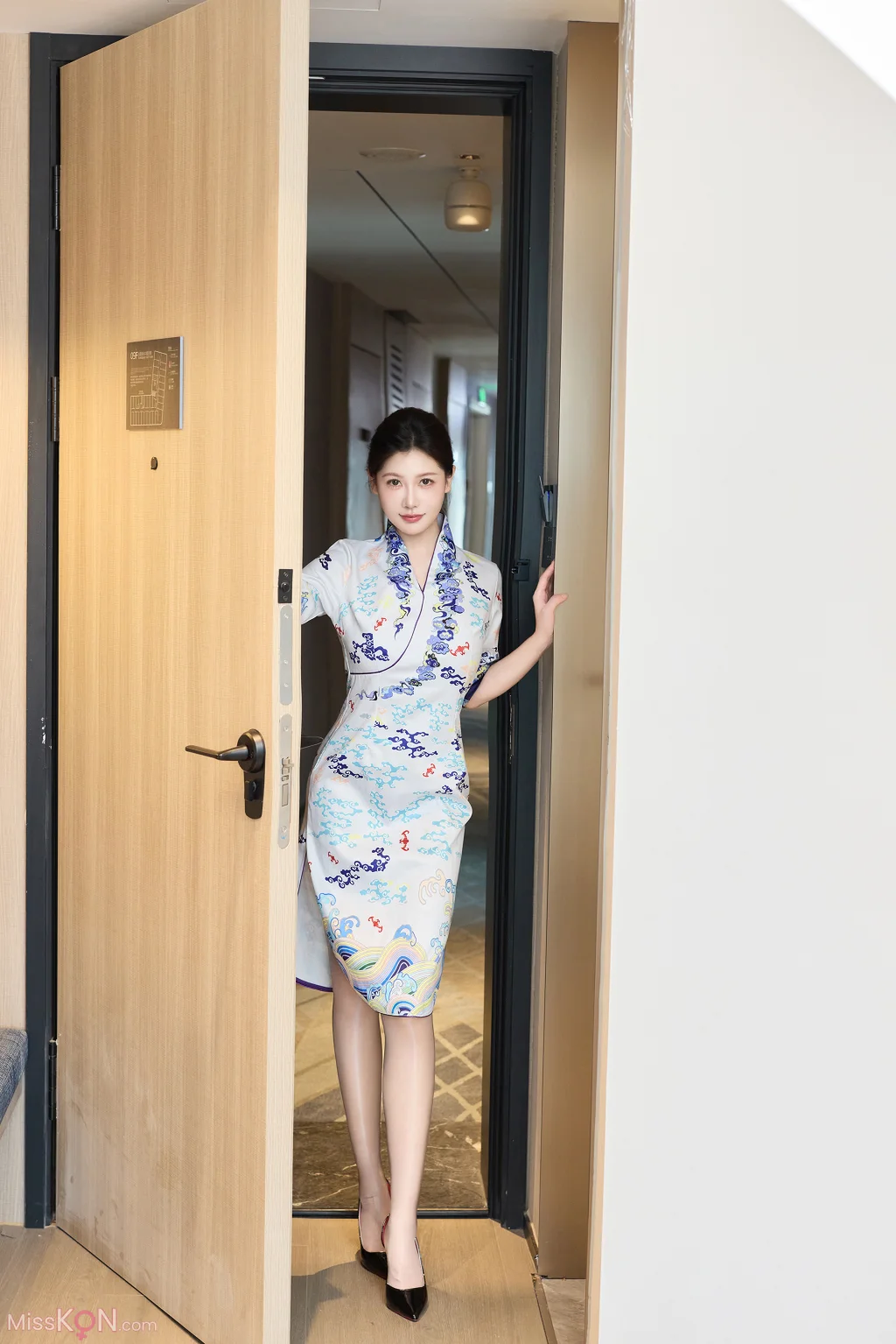 [内购无水印] Yin Tian Tian (尹甜甜sunny): 秀人网模特 空姐的服务 (73 photos)