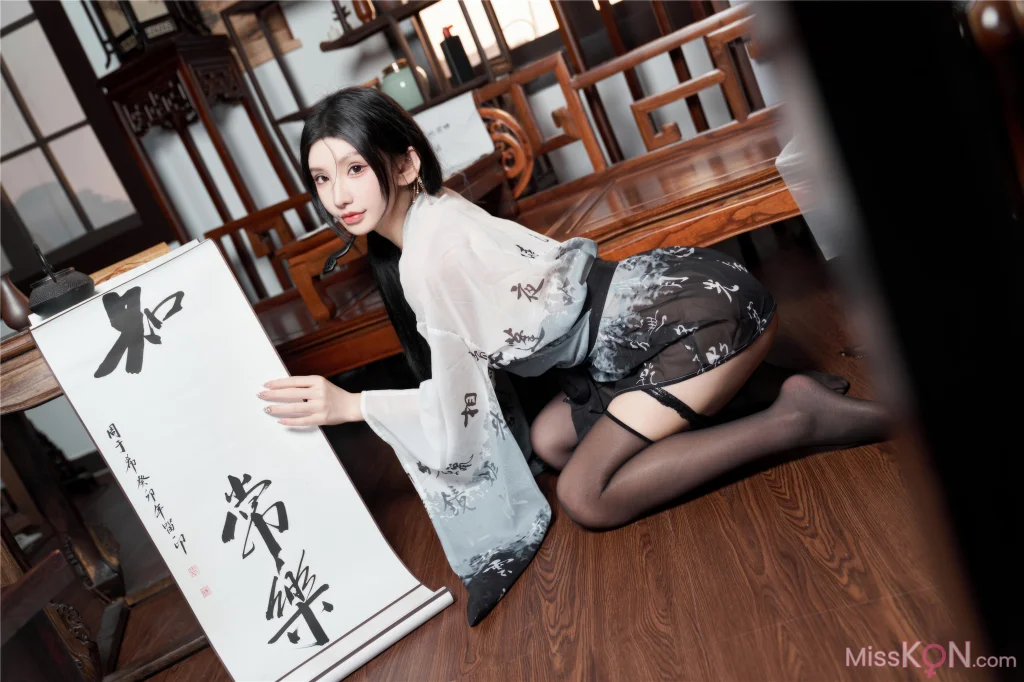 [内购无水印] Zhou Yuxi (周于希): 秀人网模特 铃铛血滴子 (90 photos)