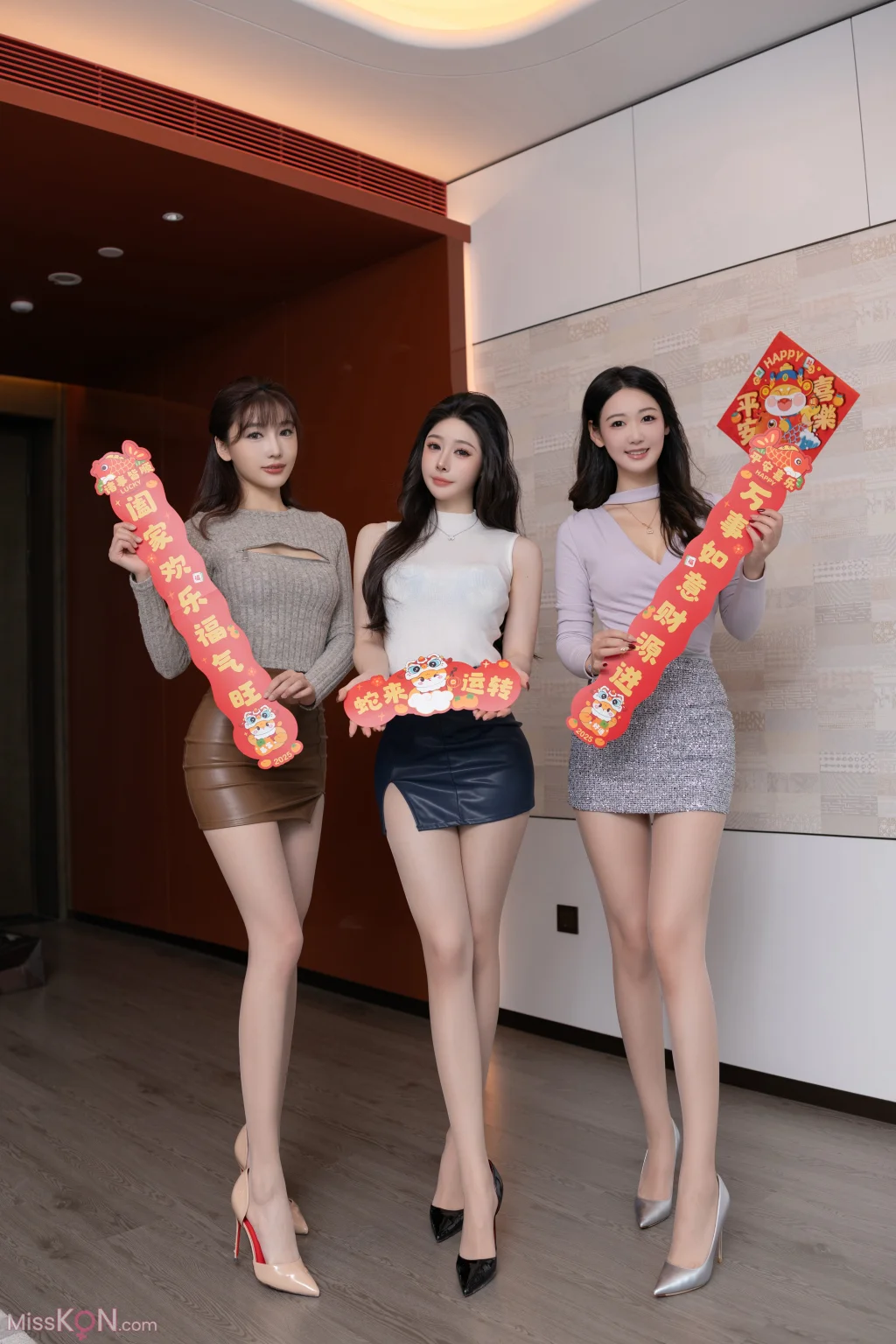 [内购无水印] Lu Xuan Xuan (陆萱萱) & 是小逗逗 & Tang An Qi (唐安琪): 秀人网模特 三姐妹闹新春 (101 photos)