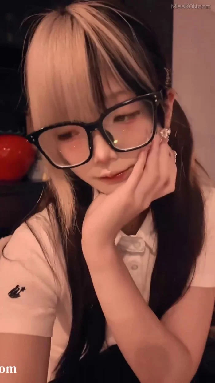金币崽: 神颜露脸清纯博主 与金主爸爸3P (115 photos + 55 videos) – Page 2