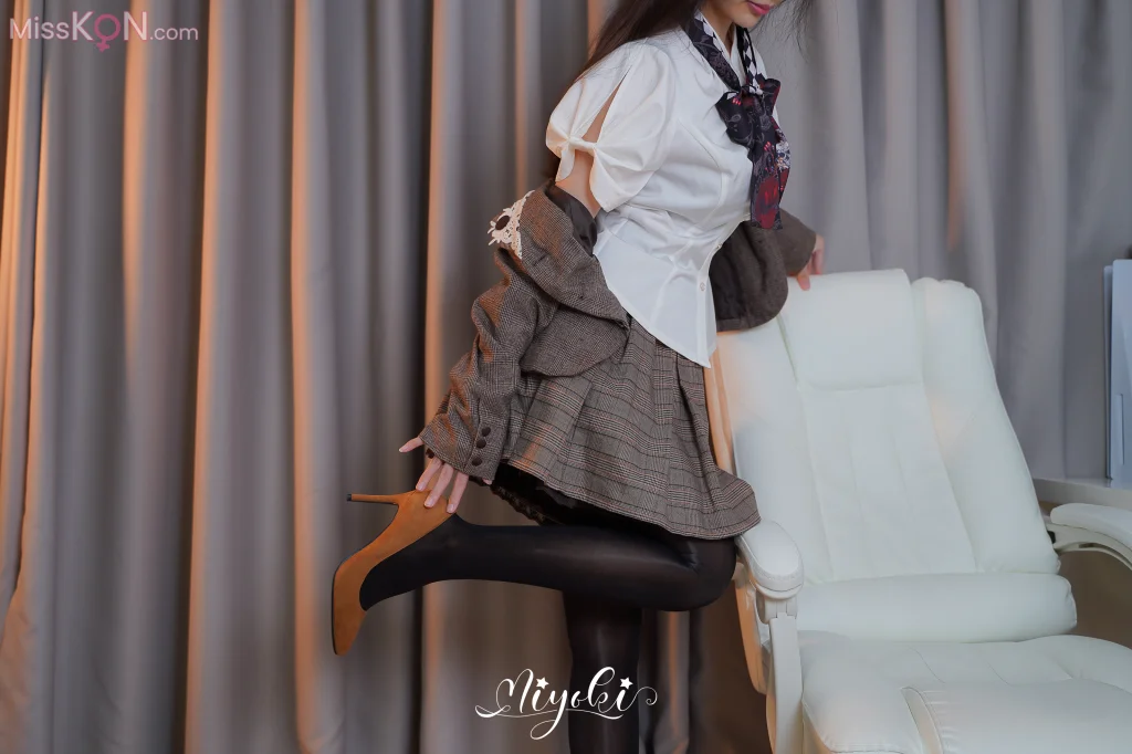 Coser@铃木美咲 (Misaki Suzuki): 美人女教师想和我谈恋爱？骗人的吧！第二话 (47 photos)