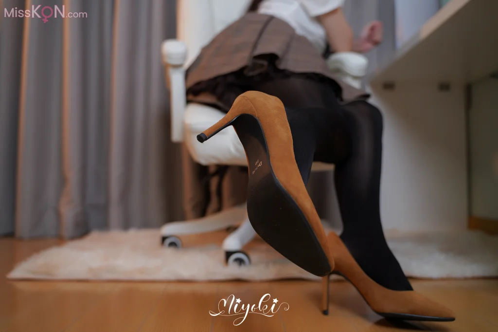Coser@铃木美咲 (Misaki Suzuki): 美人女教师想和我谈恋爱？骗人的吧！第二话 (47 photos)