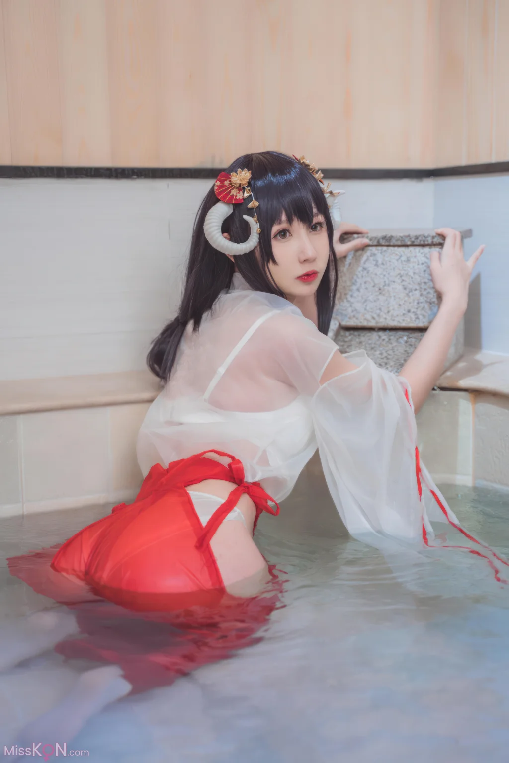 Coser@西园寺南歌: 透明巫女 (30 photos)