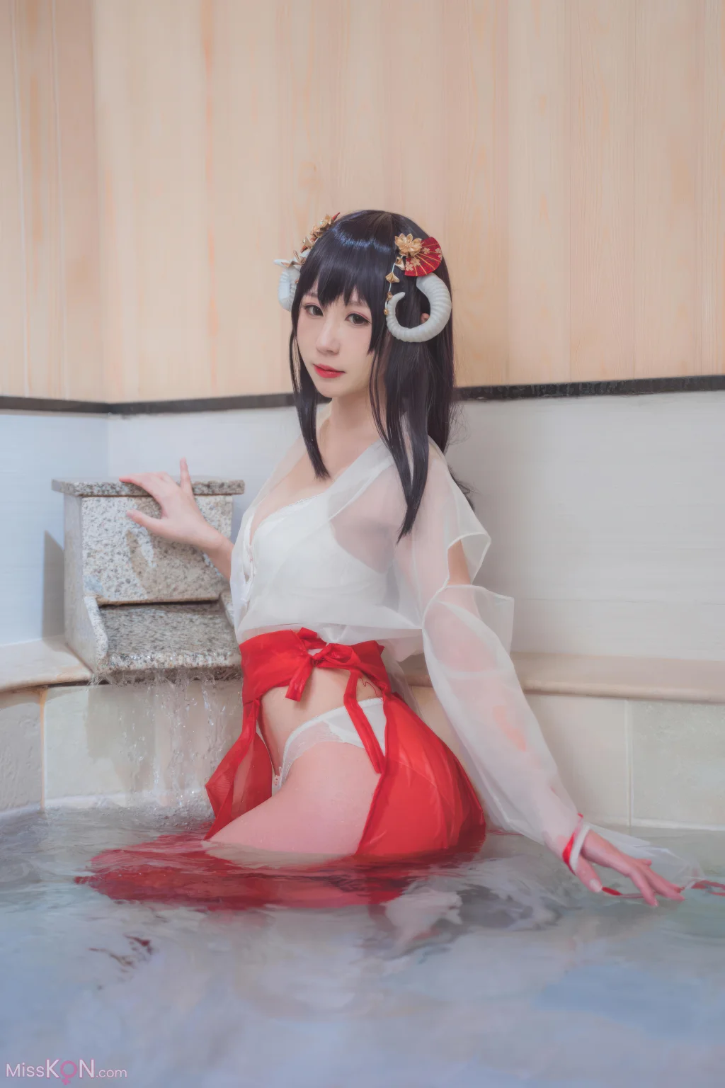 Coser@西园寺南歌: 透明巫女 (30 photos)