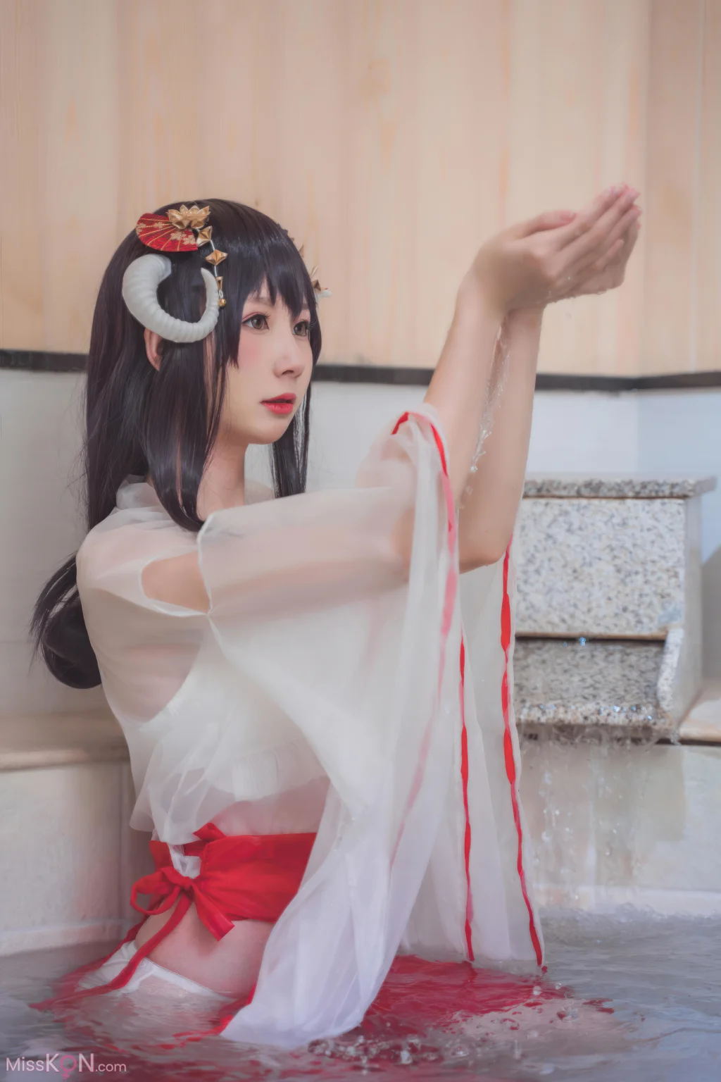 Coser@西园寺南歌: 透明巫女 (30 photos)