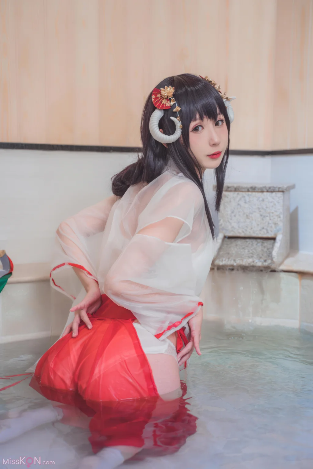 Coser@西园寺南歌: 透明巫女 (30 photos)