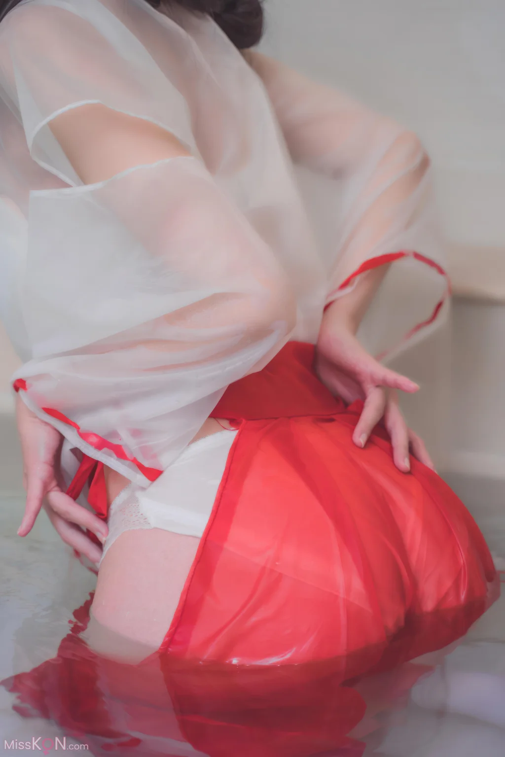Coser@西园寺南歌: 透明巫女 (30 photos)