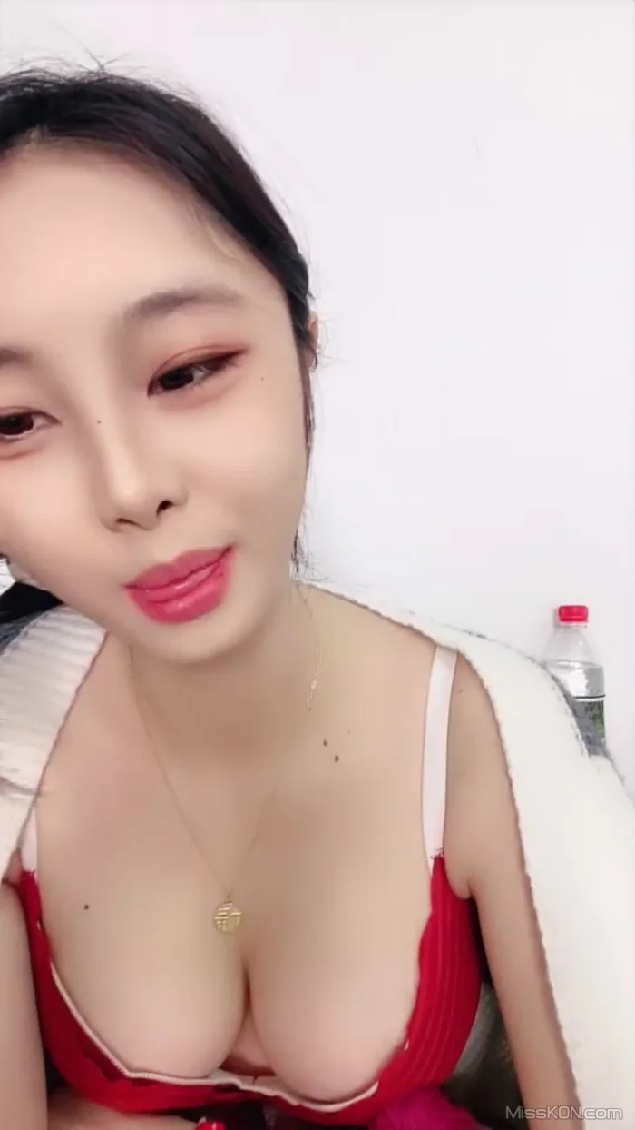 秦瑶: 皮肤很白的学生妹大秀 这种的才是极品 (27 photos + 5 videos)