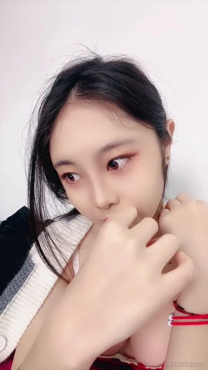 秦瑶: 皮肤很白的学生妹大秀 这种的才是极品 (27 photos + 5 videos)