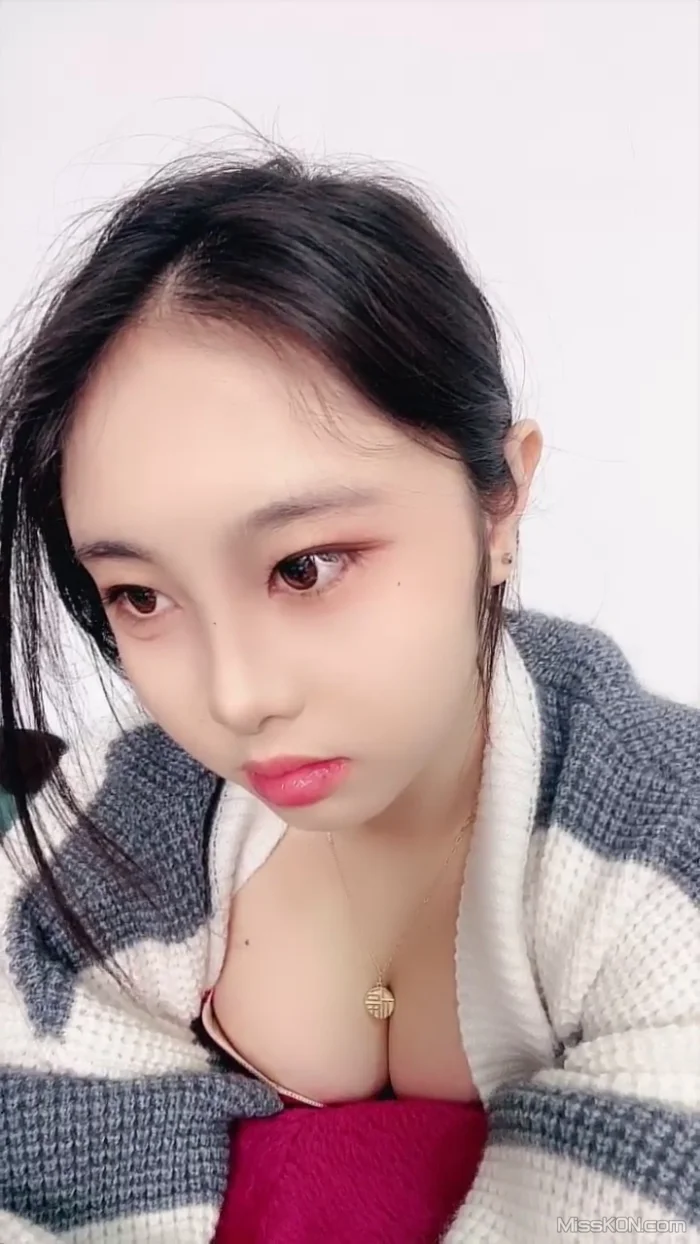 秦瑶: 皮肤很白的学生妹大秀 这种的才是极品 (27 photos + 5 videos)