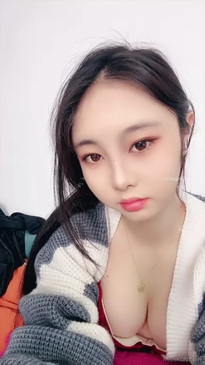 秦瑶: 皮肤很白的学生妹大秀 这种的才是极品 (27 photos + 5 videos)