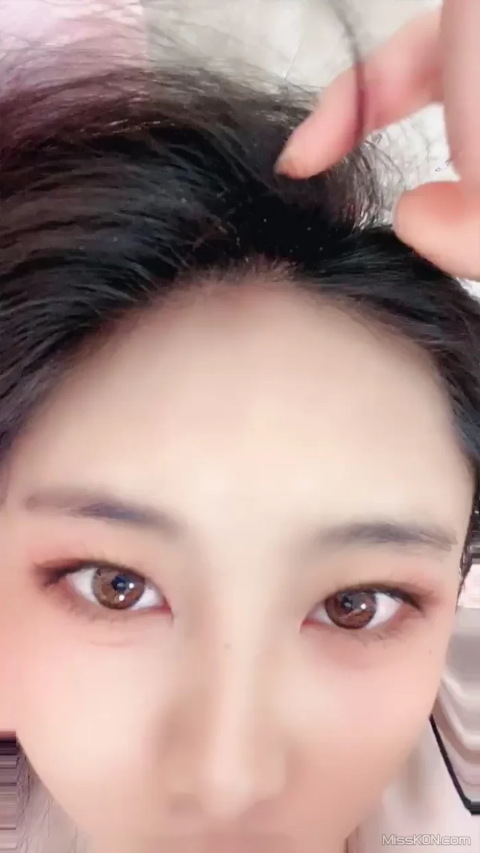 秦瑶: 皮肤很白的学生妹大秀 这种的才是极品 (27 photos + 5 videos)