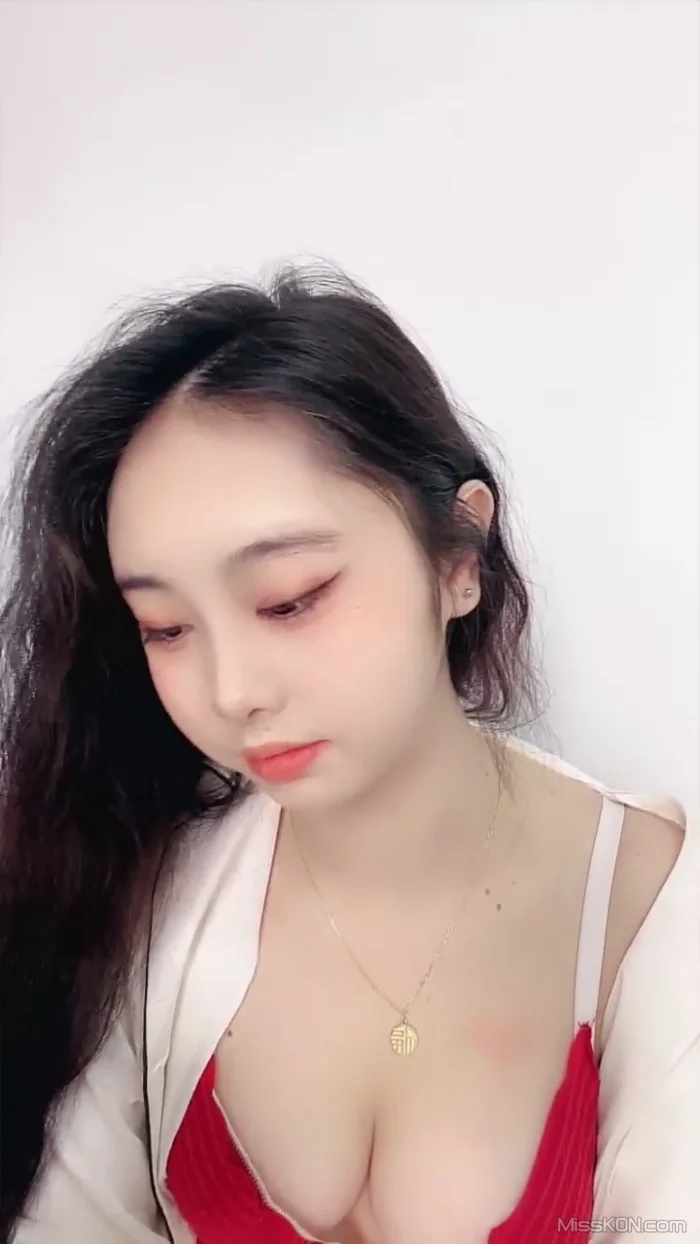 秦瑶: 皮肤很白的学生妹大秀 这种的才是极品 (27 photos + 5 videos)