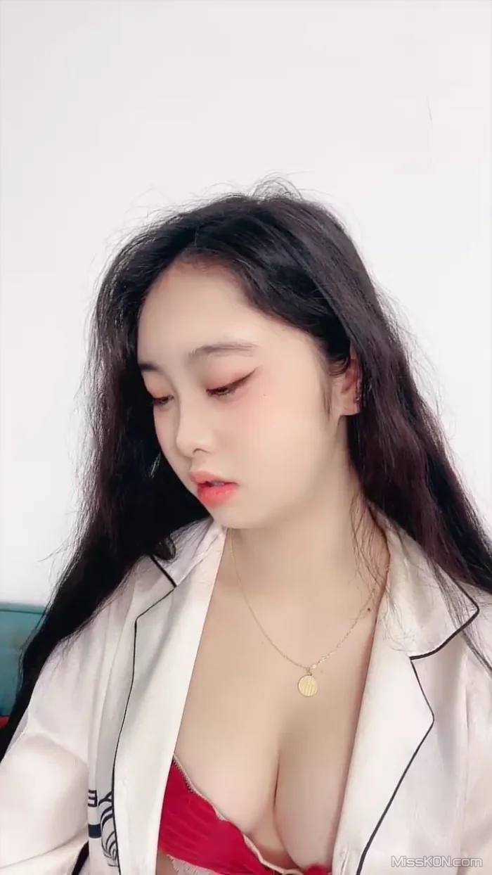 秦瑶: 皮肤很白的学生妹大秀 这种的才是极品 (27 photos + 5 videos)
