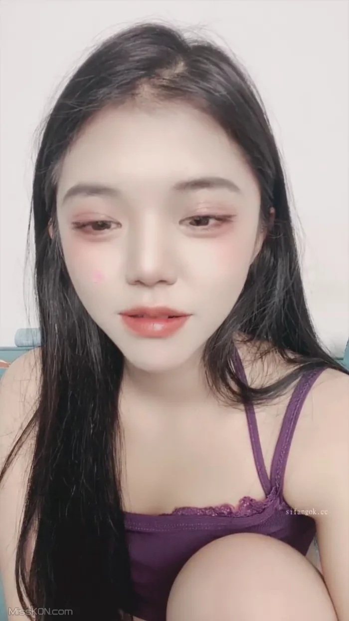甜秘密: 粉嫩美乳学妹收费房 应榜一大哥狂插喷水 (30 photos + 3 videos)