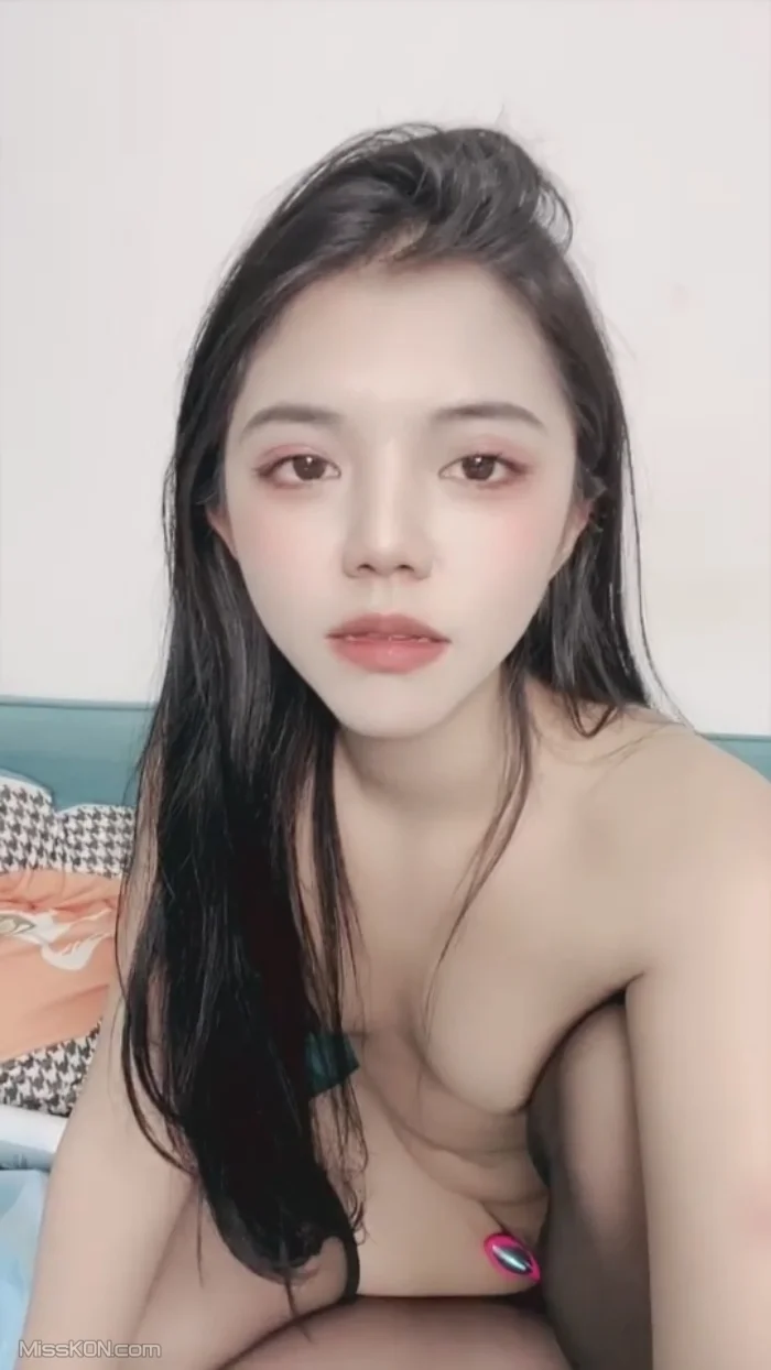 甜秘密: 粉嫩美乳学妹收费房 应榜一大哥狂插喷水 (30 photos + 3 videos)