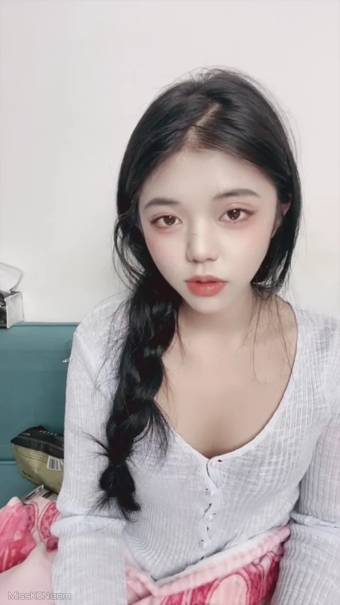 甜秘密: 粉嫩美乳学妹收费房 应榜一大哥狂插喷水 (30 photos + 3 videos) – Page 2