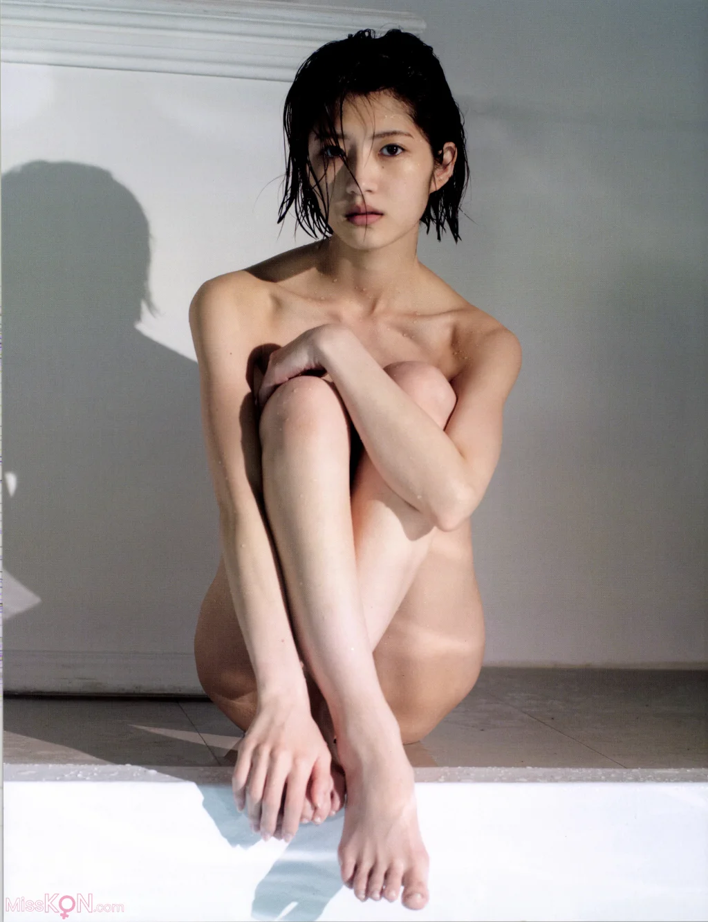 [JP] Yumi Wakatsuki (若月佑美): 写真集 アンド チョコレート (132 photos)